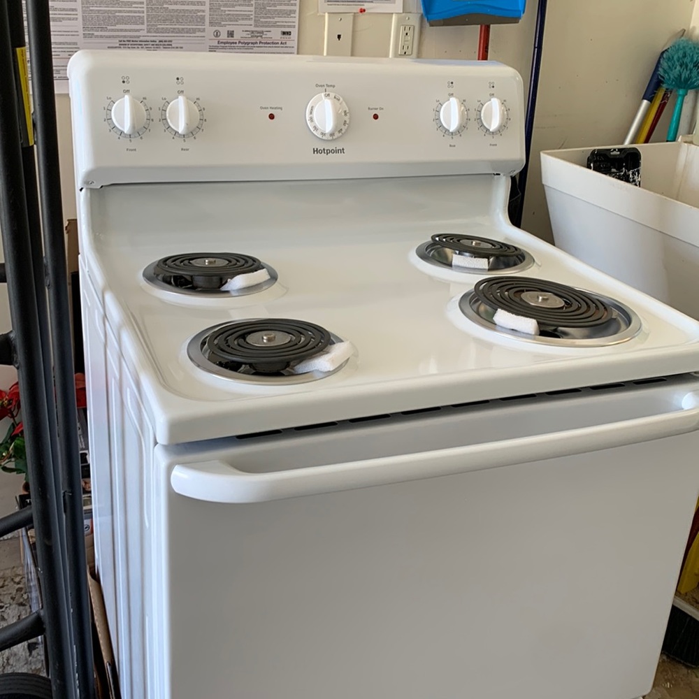 Brand New Hotpoint Oven. 30 inch 4 burner stove! must pick up Fresno ca 93720.
